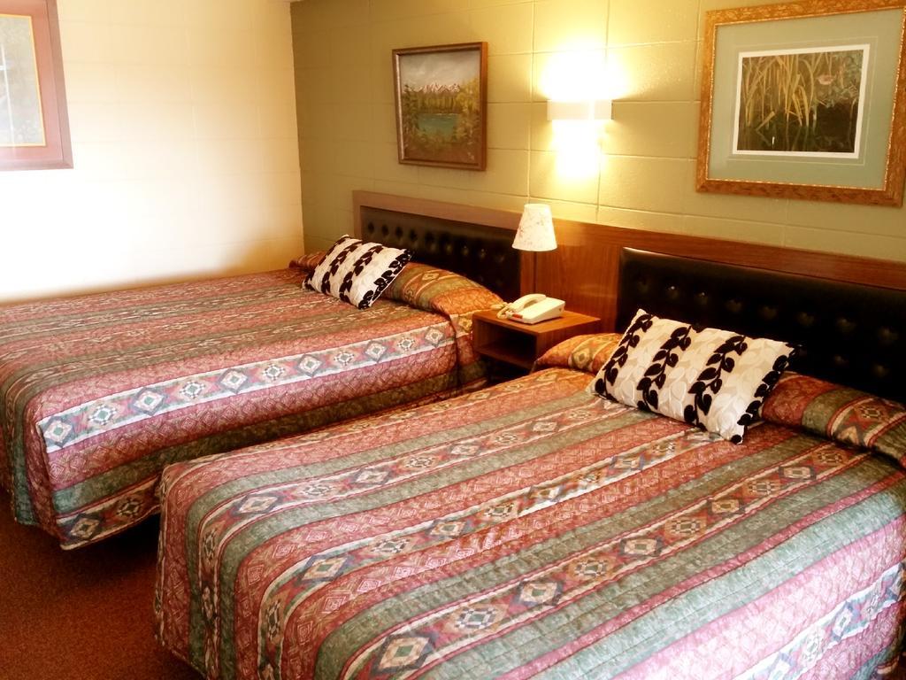Alpine Lodge Motel & Restaurant Grande Cache Room photo